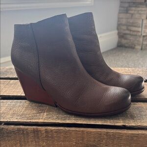 Kork-Ease Natayla Dark Brown Pebbled Leather Ankle Booties size 8.5
